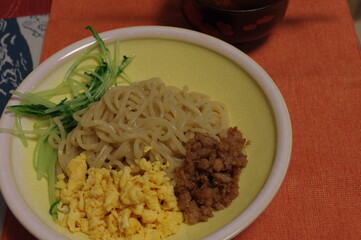 カラフルな付け合わせのつけ麺