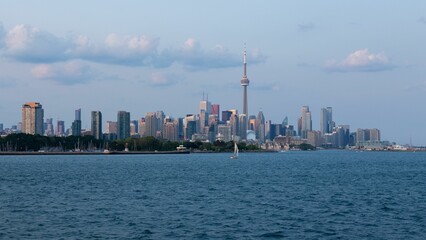 Obraz premium Aerial view of cityscape Toronto surrounded by buildings and water