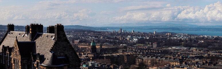 Fototapeta na wymiar Panoramic cityscape of Edinburgh on a sunny day