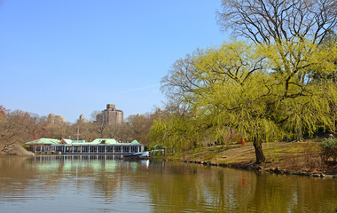 Fototapeta na wymiar Spring Lake and Central Park Boathouse Cafe (Loeb Boathouse). New York City