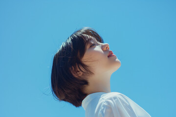 空を見上げる女性