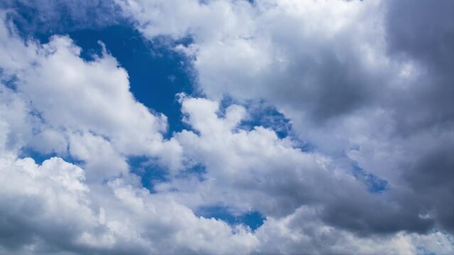 タイムラプス　真夏の青空に流れるたくさんの雲