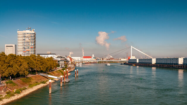 Aussicht von der Konrad-Adenauer-Br&uuml;cke zwischen Ludwigshafen und Mannheim entlang des Rheins flussabw&auml;rts