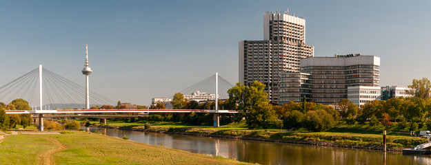 Panorama des Neckar-Flussufers mit Fernmeldeturm und Collini-Center in Mannheim, Baden-Württemberg