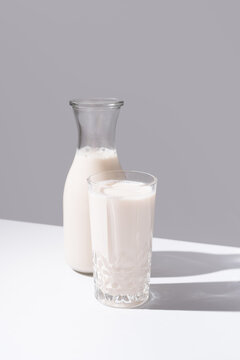 Vaso de leche de vaca fresca y botella llena de leche para desayuno 