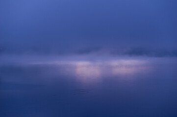 朝靄に煙る湖面を照らす朝日 - obrazy, fototapety, plakaty