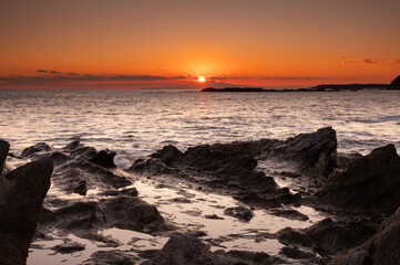 三浦半島の地磯から見る夕焼空