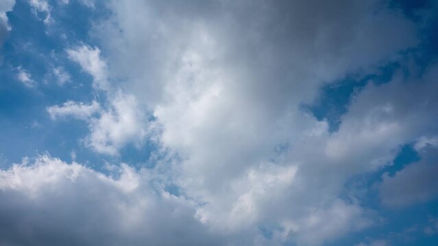 タイムラプス 青空に流れるたくさんの白い雲