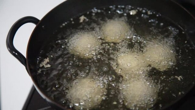 胡麻団子を作る様子