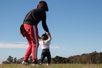 Madre e hija caminan juntas, concepto de familia feliz