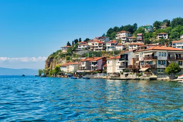 Naadloos Behang Airtex Noord-Europa Lake Ohrid, North Macedonia, April 13 2024. Mountain range and peninsula in distance. Ohrid Lake, Macedonia, Europe. The clear mesmerizing waters of lake Ohrid with a beautiful view.  