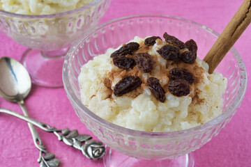 スペインやメキシコの米のデザート　アロス・コン・レチェ（メキシカン・ライス・プディング、スパニッシュ・ライス・プディング）　コピースペースあり
Spanish and Mexican rice dessert Arroz con leche（Mexican rice pudding,Spanish rice pudding) with copy space
