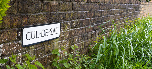 CUL DE SAC sign on brick wall - England, United Kingdom - obrazy, fototapety, plakaty