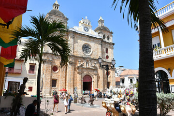 Plaza frente al Santuario de San Pedro Claver, destino turístico en Cartagena de Indias, Colombia. Concepto de viaje y Vacaciones. - obrazy, fototapety, plakaty