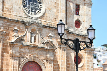 Faroles antiguos frete al Santuario de San Pedro Claver. Cartagena de Indias, Colombia.