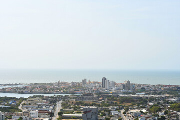 Ciudad de Cartagena de Indias, rodeada por el Océano Atlántico y Mar Caribe. Toma Aérea.