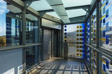 Überdachter Fußgänger Glastunnel, Aufzug Oberstadt
