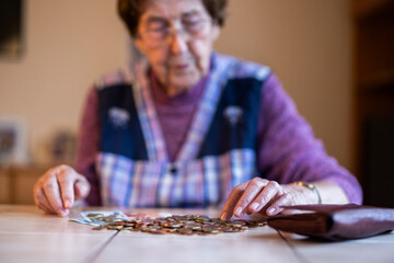 Seniorin zählt ihr Geld