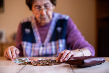 Seniorin zählt ihr Geld