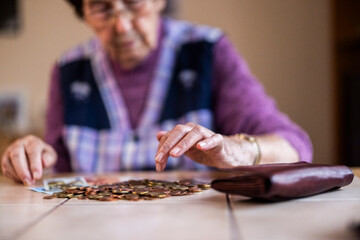 Seniorin zählt ihr Geld, Symbolbild für Armut und Altersarmut