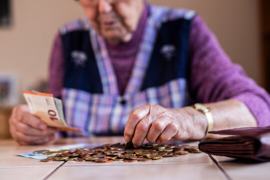 Seniorin z&auml;hlt ihr Geld, Symbolbild f&uuml;r Armut und Altersarmut