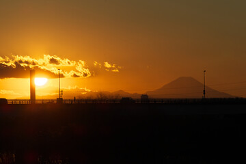 千葉から見る夕刻の富士山景色(シルエット)