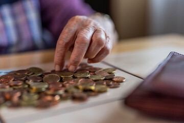 Seniorin zählt ihr Geld, Symbolbild für Armut und Altersarmut - obrazy, fototapety, plakaty