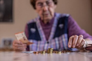 Seniorin zählt Geld