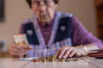 Seniorin zählt Geld