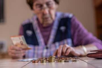 Seniorin zählt Geld - obrazy, fototapety, plakaty