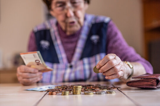 Seniorin z&auml;hlt Geld