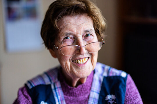 authentisches Portrait einer 90 j&auml;hrigen Seniorin zuhause im Wohnzimmer