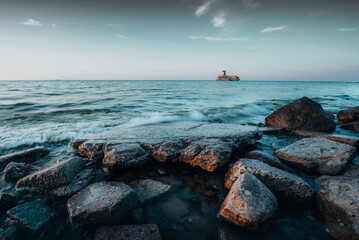 Obraz premium Zachód słońca na plaży Gdynia Babie Doły z widokiem na: morze bałtyckie, plaża, falochron i torpedownia