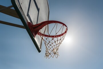 Photo Sunlit basketball hoop signifies intense sport game