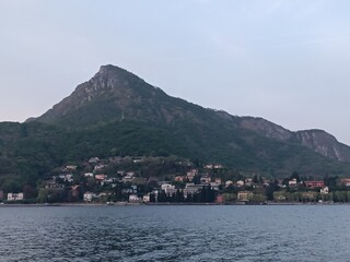 Fototapeta na wymiar Lago e montagna 