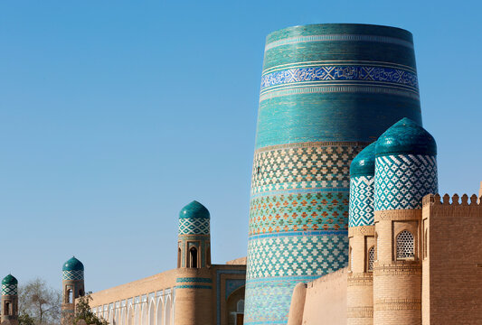 Entrance gate, kalta minaret background, kunya ark citadel, ichon qala, khiva, uzbekistan