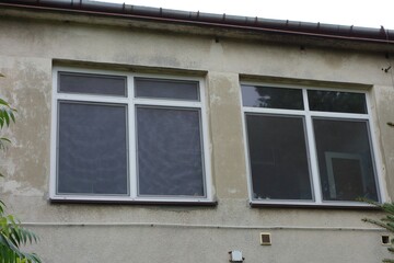 Kitchen building with protective mesh for windows against insects