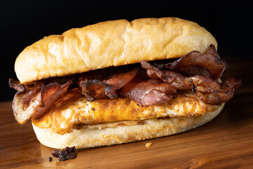 american bacon and eggs breakfast sandwich - obrazy, fototapety, plakaty