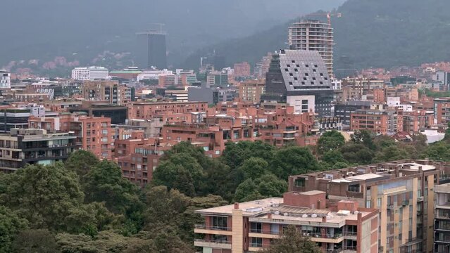 Panor&aacute;mica a&eacute;rea del barrio el Chic&oacute; y el Parque El Virrey en la ciudad de Bogot&aacute;, donde se ven los edificios y los cerros orientales