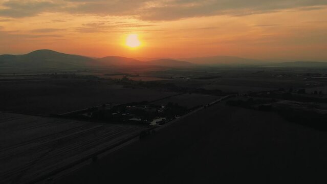 Tramonto panoramico drone su colli dei Monti della Daunia in provincia di Foggia