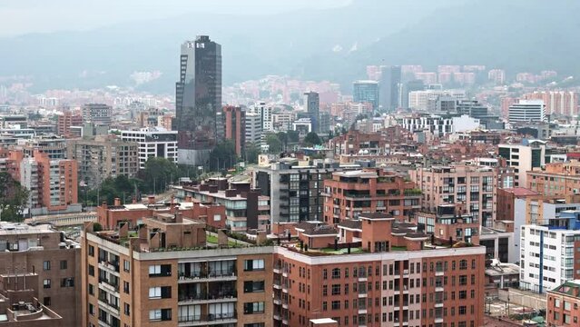 Panor&aacute;mica a&eacute;rea con un movimiento pedestal, del barrio el Chic&oacute; en Bogot&aacute; - Colombia mostrando los edificios, los cerros orientales y la avenida 9na.