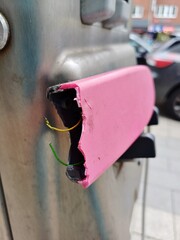 Zerstörte und vermüllte  Telefonzelle im öffentlichen Raum