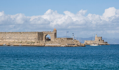 Festung Agios Nikolaos mit Leuchtturm, Hafeneinfahrt, Rhodos - 784130629