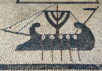 Mosaik aus Kieselsteinen, Straßenpflaster, Lindos, Rhodos - 784130647