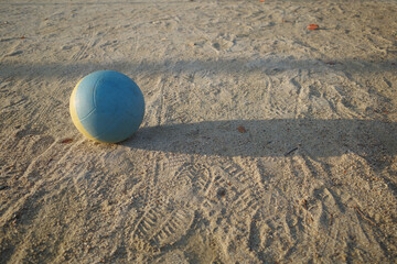 公園に残されたドッジボールが朝日を浴びている