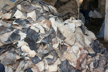 大量に捨てたられた汚い生地