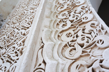 精巧な模様が彫られた壁