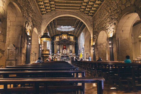 Interior da majestosa Igreja de San Francisco, em Santiago do Chile. Detalhes arquitetônicos e atmosfera serena capturados com beleza
