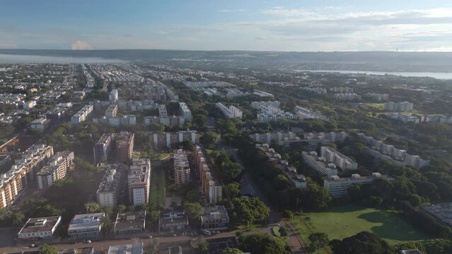 Amanhecer na Asa Norte em Bras&iacute;lia, cidade planejada com pr&eacute;dios em quadras e &aacute;reas verdes.