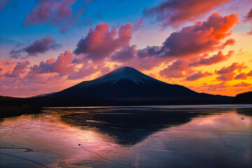 富士山の美しい朝景色